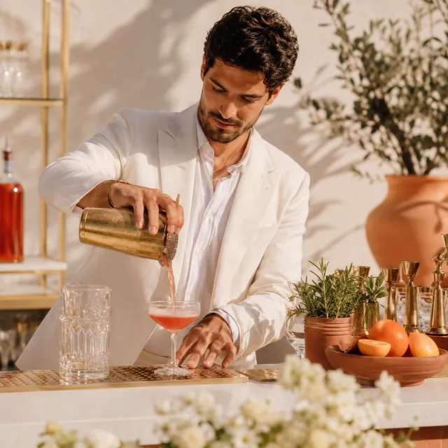 Barman mixologue d'un bar à cocktails événementiel gérant ses formules et prestations avec le logiciel IBDA