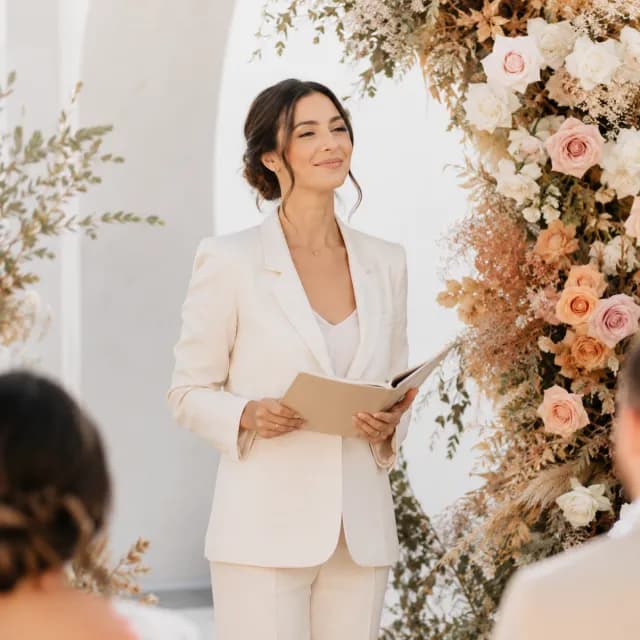 Officiant de cérémonie laïque préparant un mariage avec le logiciel IBDA